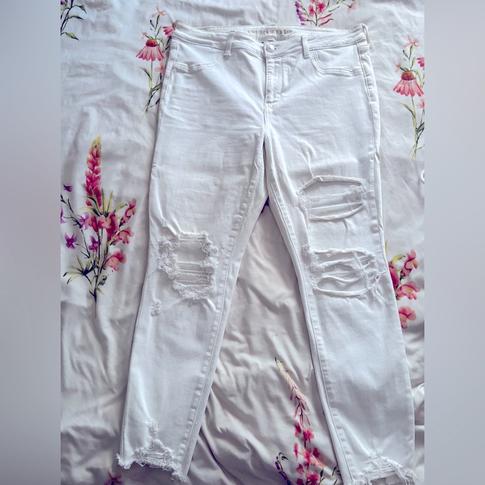 American Eagle white distressed jeans size 16